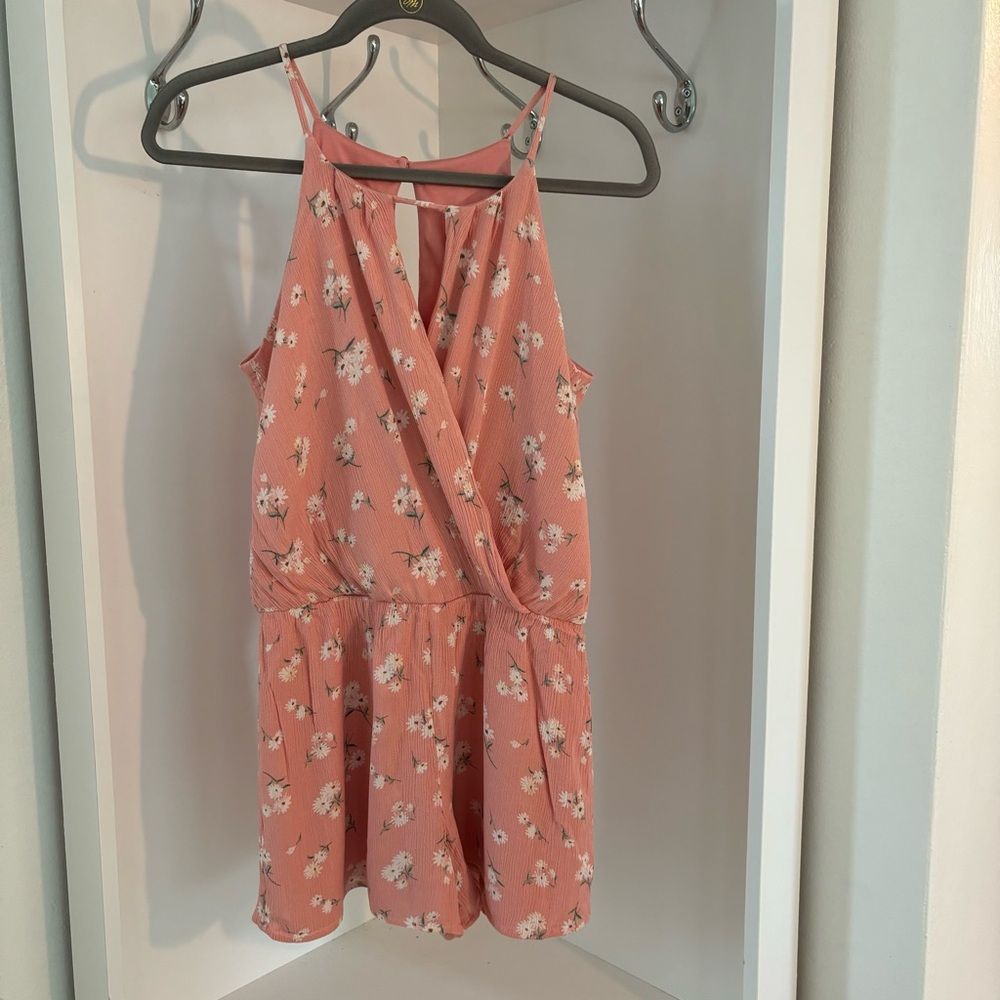 Very cute romper. Size small. Fits TTS.